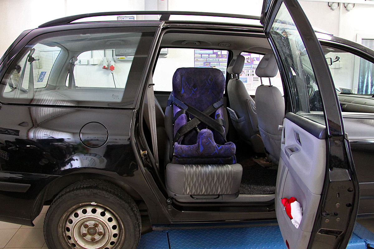 Mechanicky otočná a výsuvná sedačka ve voze FORD Galaxy