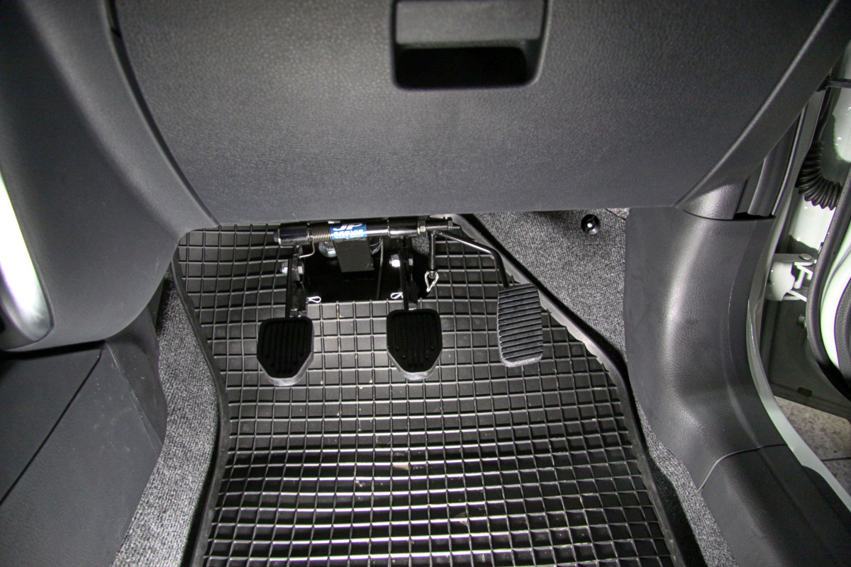 Druhé ovládání pedálů pro potřeby autoškol - lanovody - ve voze SUZUKI SX4