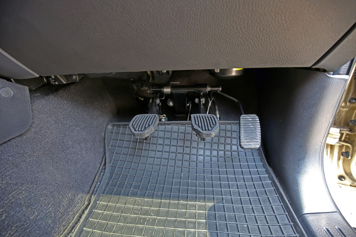 Druhé ovládání pedálů pro potřeby autoškol - lanovody - ve voze KIA Sorento
