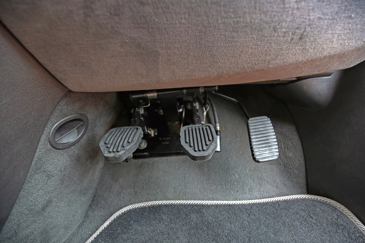 Druhé ovládání pedálů pro potřeby autoškol - lanovody - ve voze CITROEN C-8