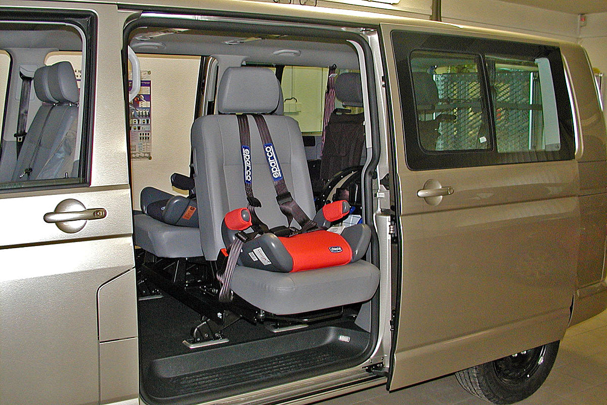 Mechanicky otočná a výsuvná sedačka ve voze VW Caravelle