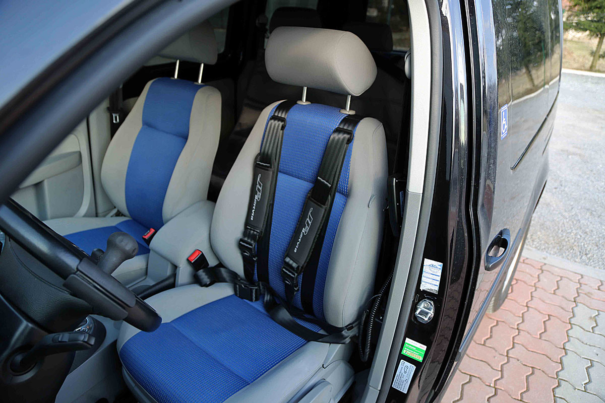 Pomocné univerzální stabilizační pásy - JP Systém ve voze VW Caddy