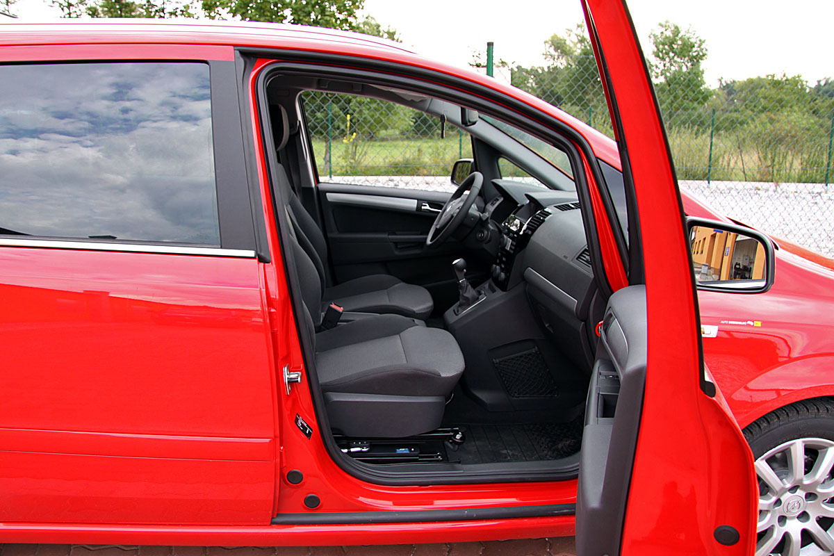 Mechanicky otočná a výsuvná sedačka ve voze OPEL Zafira