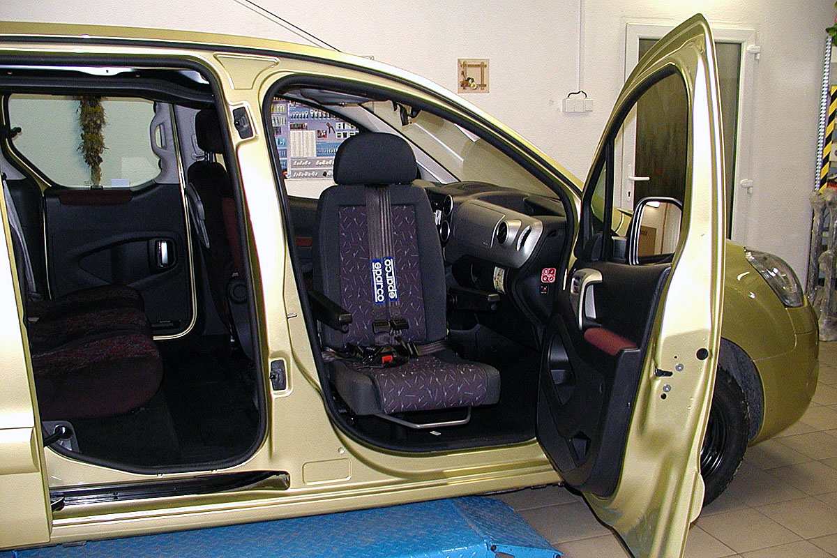 Mechanicky otočná a výsuvná sedačka ve voze CITROËN Berlingo II