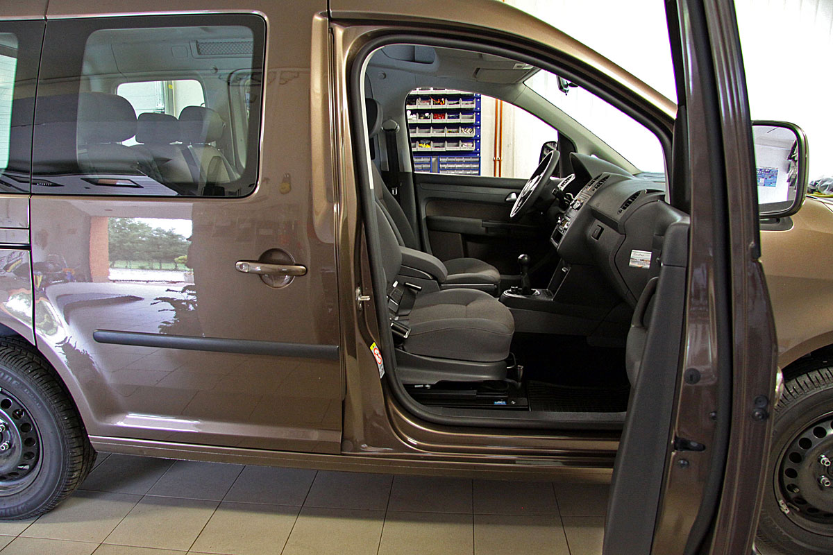 Mechanicky otočná a výsuvná sedačka ve voze VW Caddy
