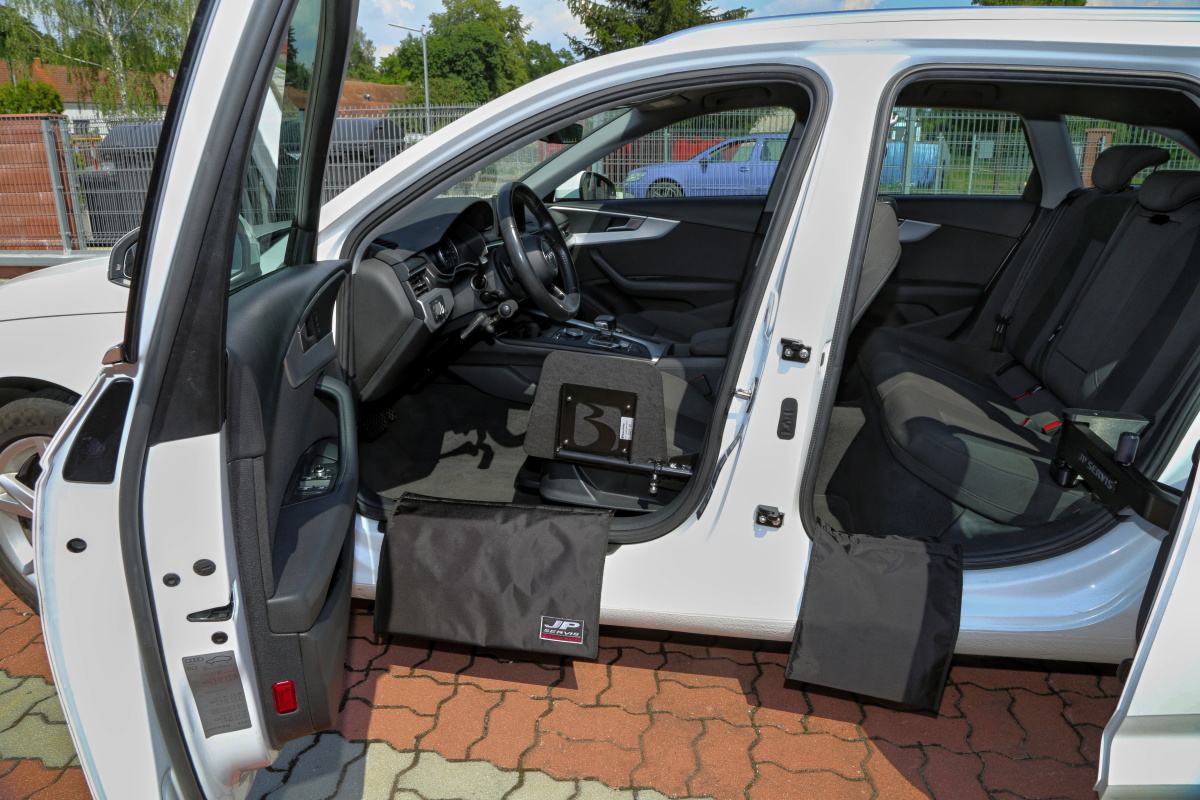 Oděrové lišty prahů - magnetické ve voze AUDI A4