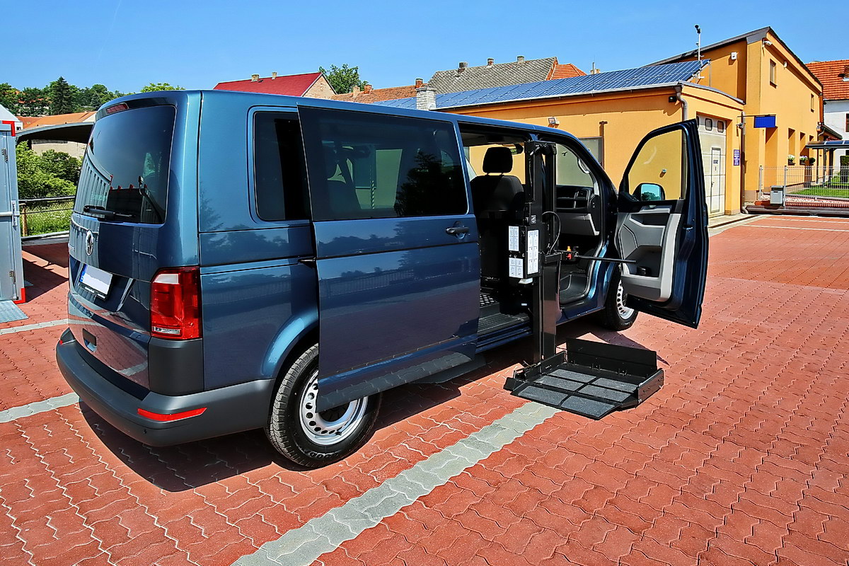 Elektrohydraulická plošina - SWING-A-WAY ve voze VW Transporter T6