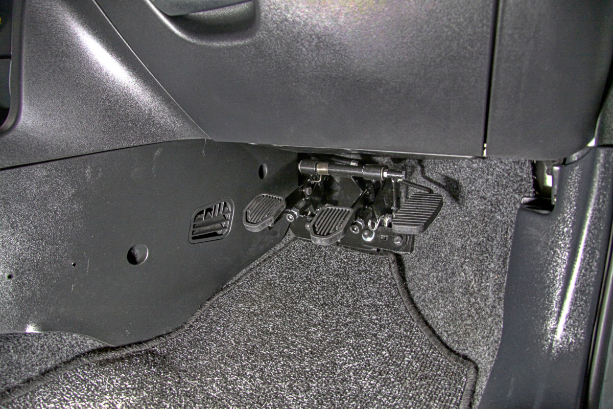 Druhé ovládání pedálů pro potřeby autoškol - lanovody - ve voze FIAT Stilo