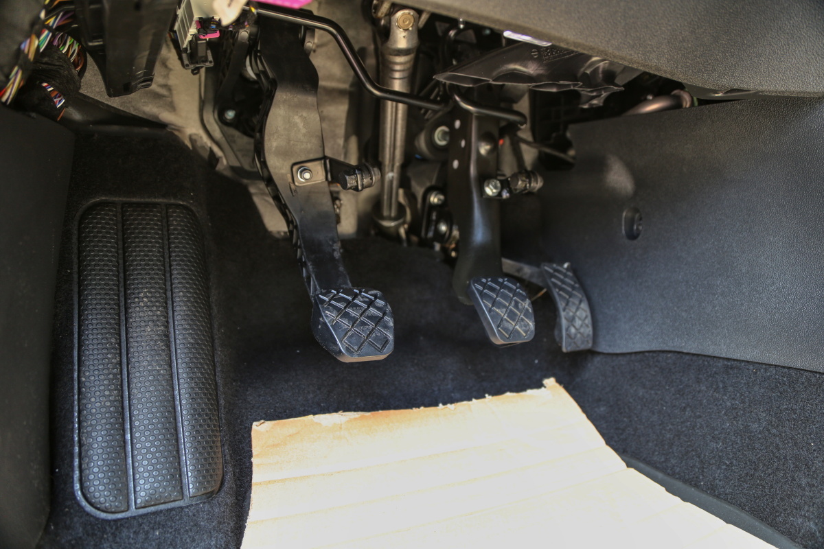 Druhé ovládání pedálů pro potřeby autoškol - lanovody - ve voze Volkswagen T-CROSS