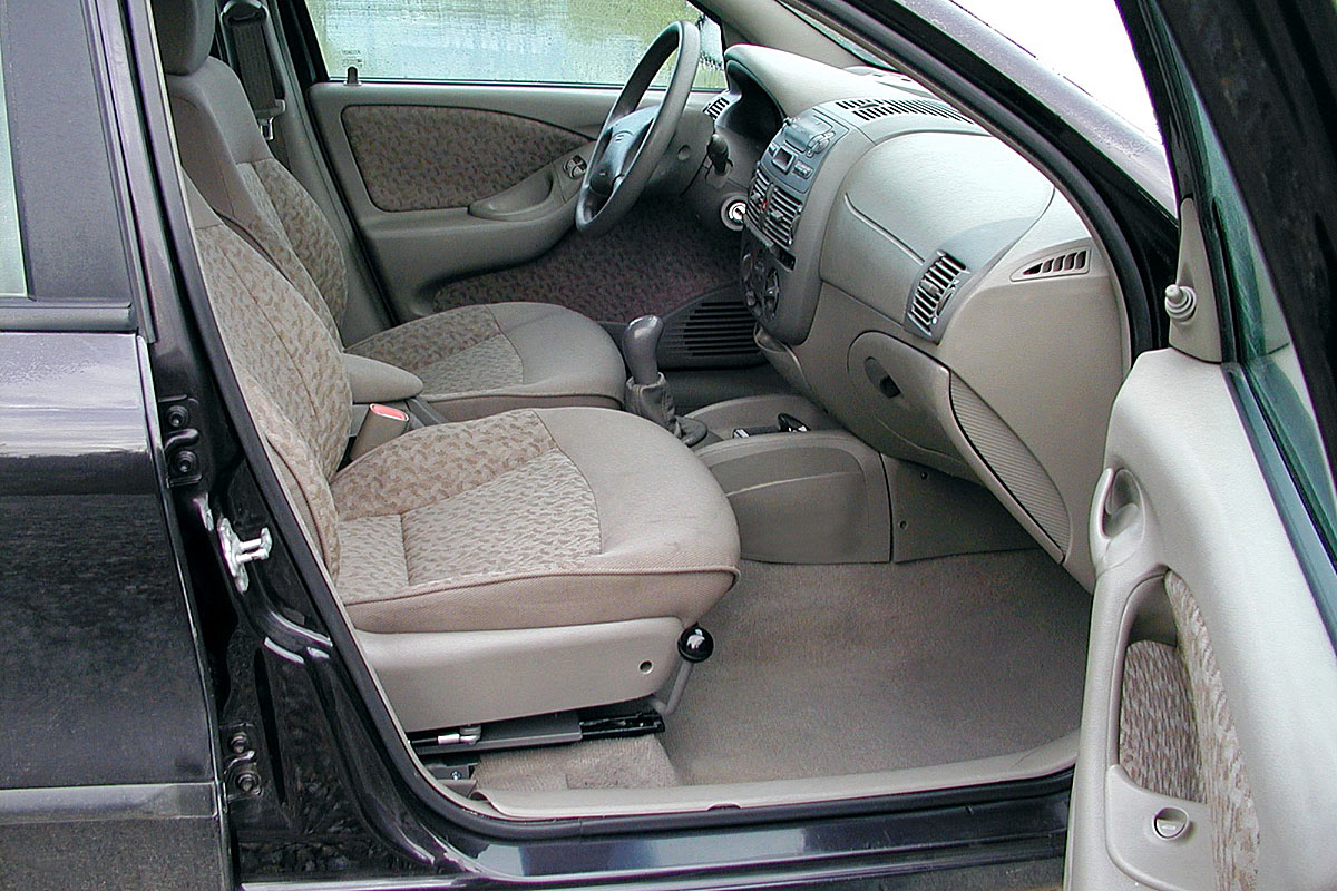 Mechanicky otočná a výsuvná sedačka ve voze FIAT Marea
