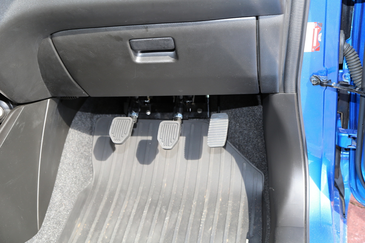 Druhé ovládání pedálů pro potřeby autoškol - lanovody - ve voze SUZUKI Swift