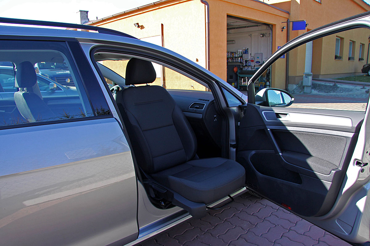 Mechanicky otočná a výsuvná sedačka ve voze VW Golf