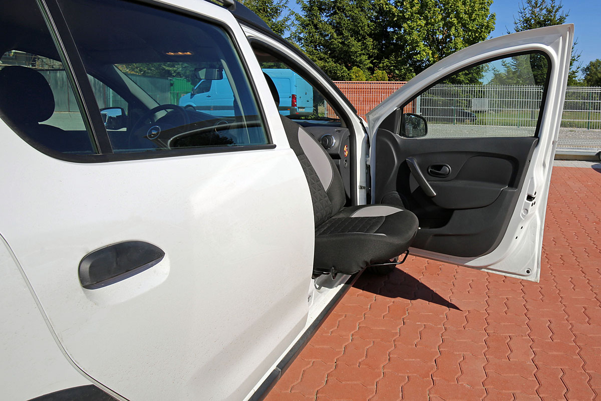 Mechanicky otočná a výsuvná sedačka ve voze DACIA Sandreo