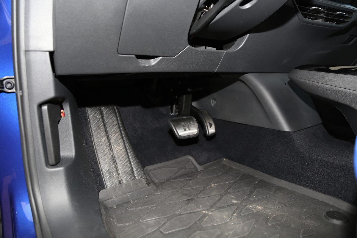 Druhé ovládání pedálů pro potřeby autoškol - lanovody - ve voze VW