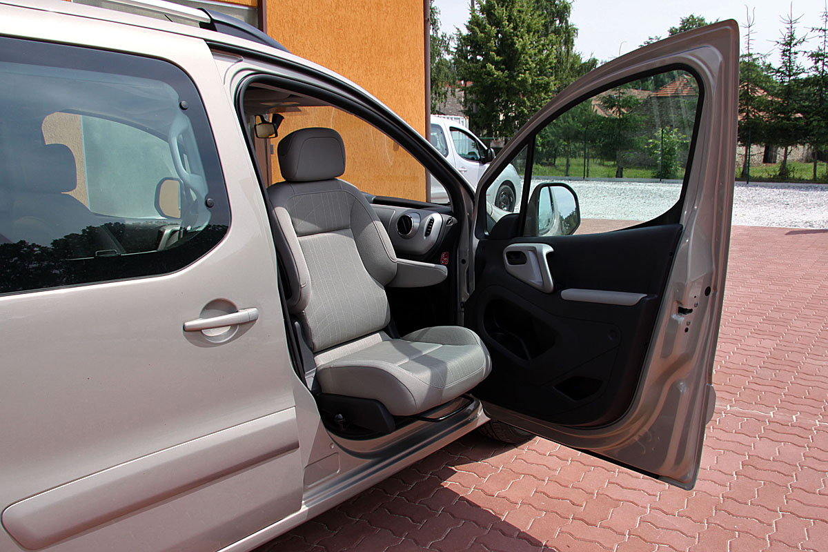 Mechanicky otočná a výsuvná sedačka ve voze PEUGEOT Partner