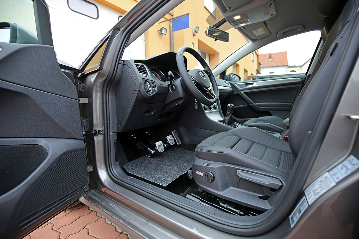 Pedálový blok pro osoby malého vzrůstu ve voze VW Golf