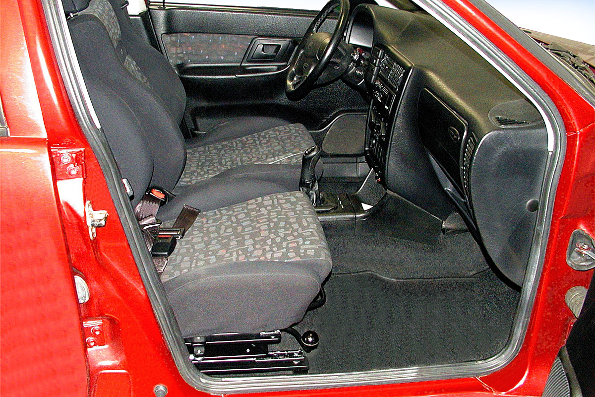 Mechanicky otočná a výsuvná sedačka ve voze SEAT Cordoba