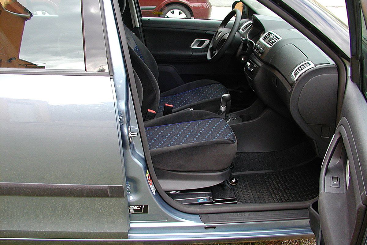 Mechanicky otočná a výsuvná sedačka ve voze ŠKODA Fabia II