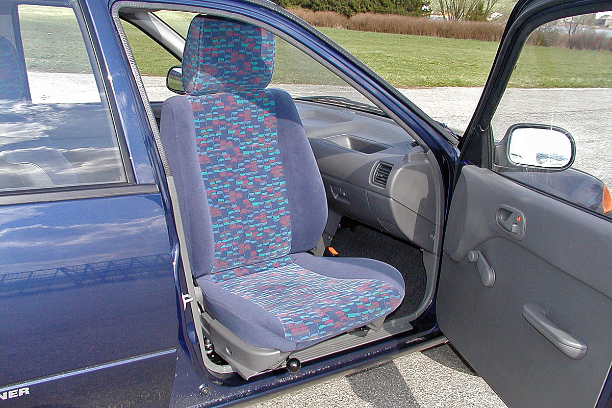 Mechanicky otočná a výsuvná sedačka ve voze SUZUKI Swift