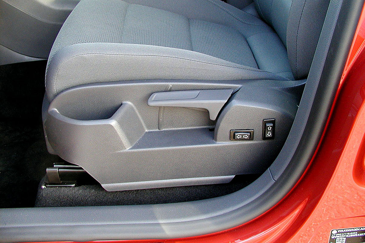 Elektrické sklápění opěradla - umístění vypínače ve voze VW Golf Plus