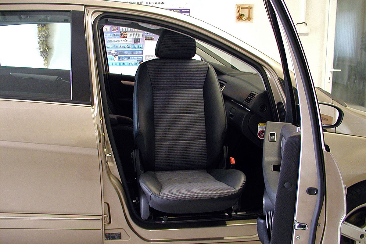 Mechanicky otočná a výsuvná sedačka ve voze MERCEDES BENZ B