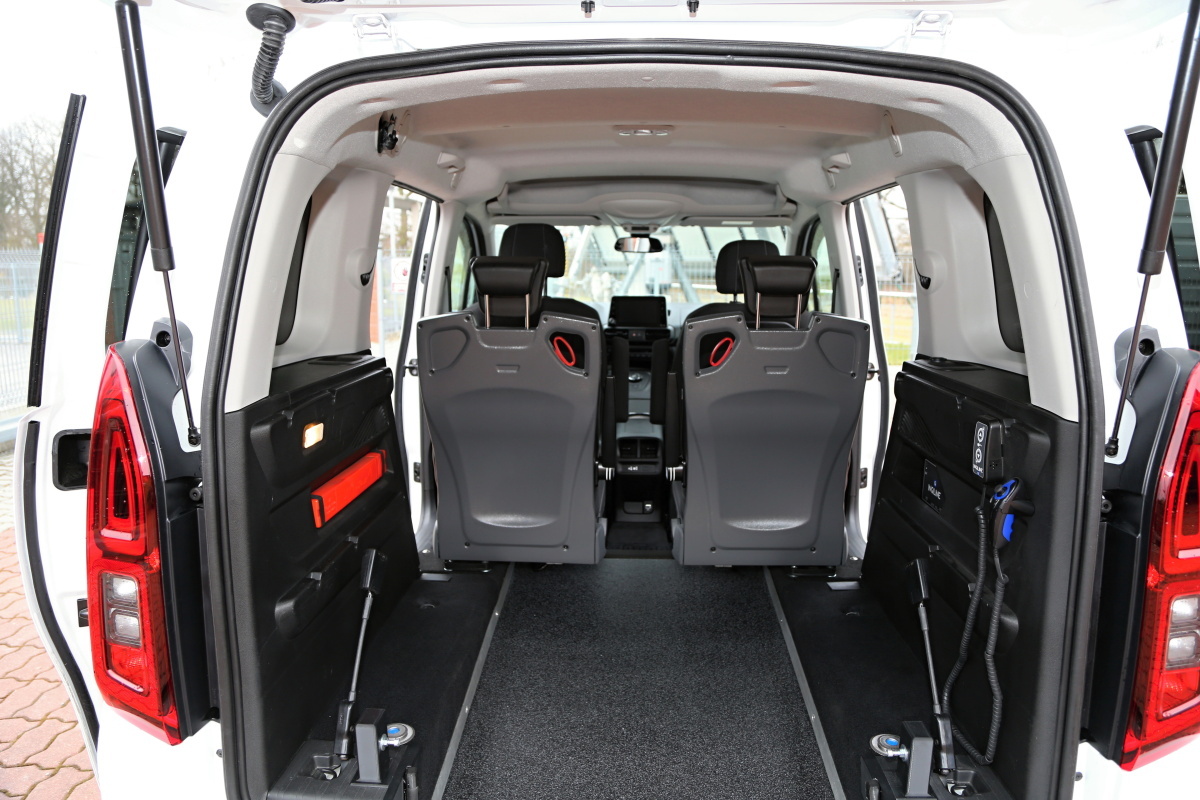 Multifunkční sedadlo do třetí řady TRIBUS - SEAT ve voze TOYOTA PRO ACE
