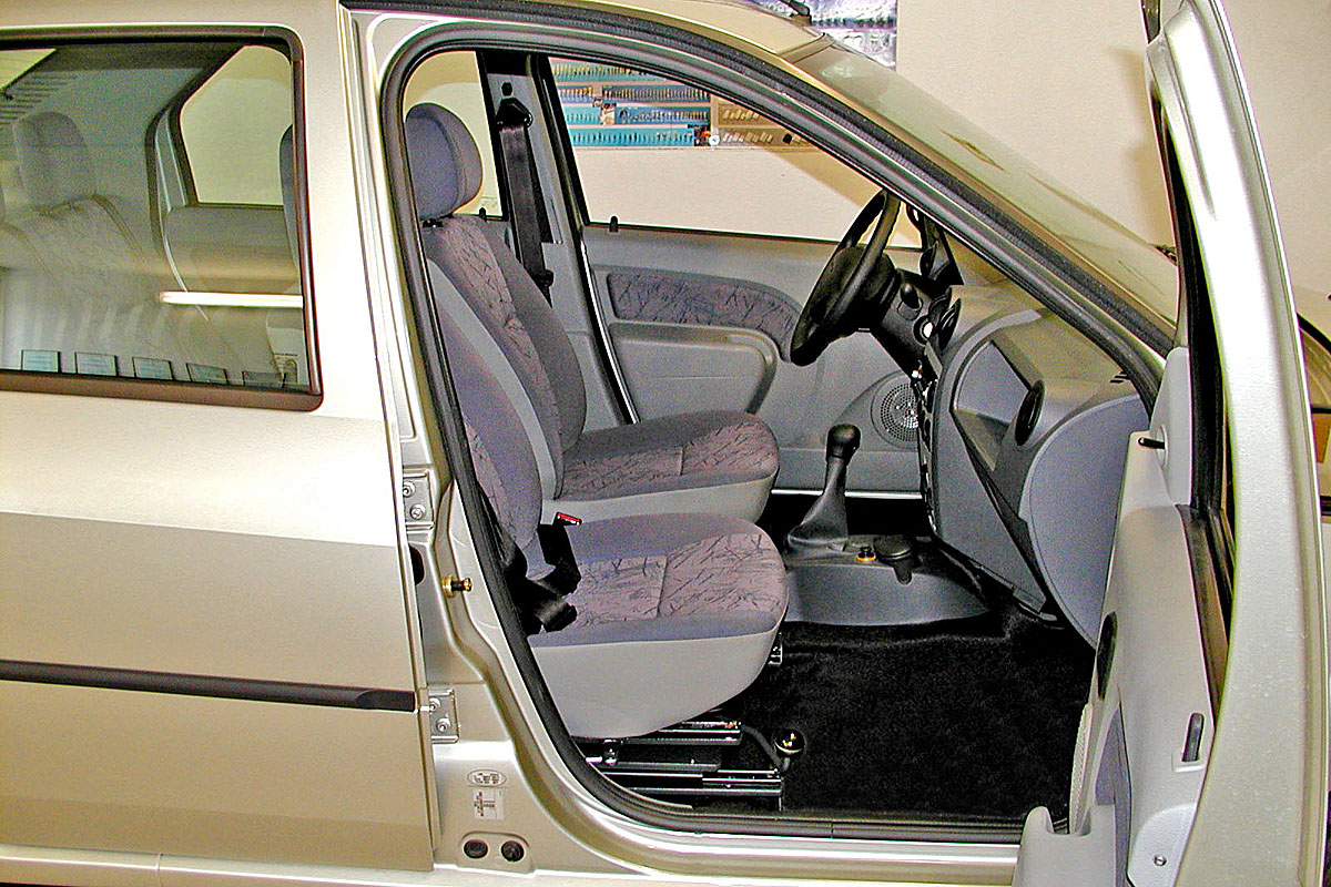 Mechanicky otočná a výsuvná sedačka ve voze DACIA Logan