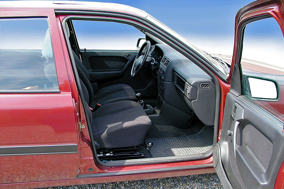 Mechanicky otočná a výsuvná sedačka ve voze OPEL Vectra