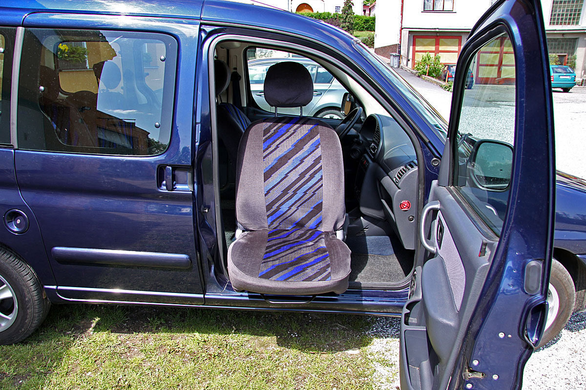 Mechanicky otočná a výsuvná sedačka ve voze CITROËN Berlingo