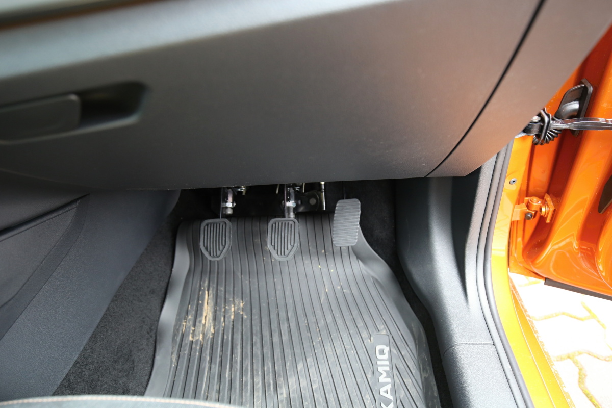 Druhé ovládání pedálů pro potřeby autoškol - lanovody - ve voze Škoda Kamiq