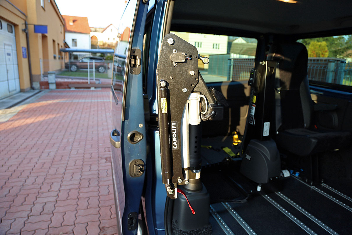 Elektrický jeřábek zavazadlový Carolift ve voze OPEL VIVARO-B
