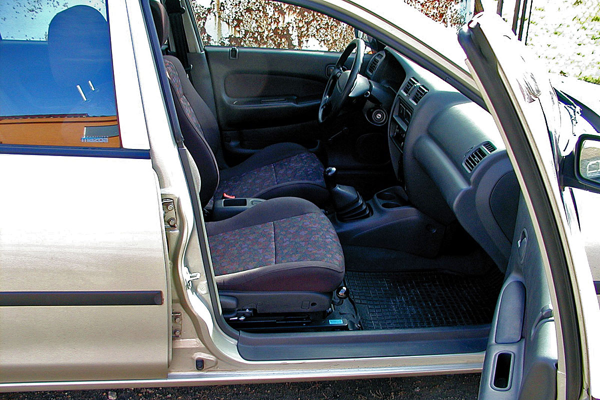 Mechanicky otočná a výsuvná sedačka ve voze MAZDA 323