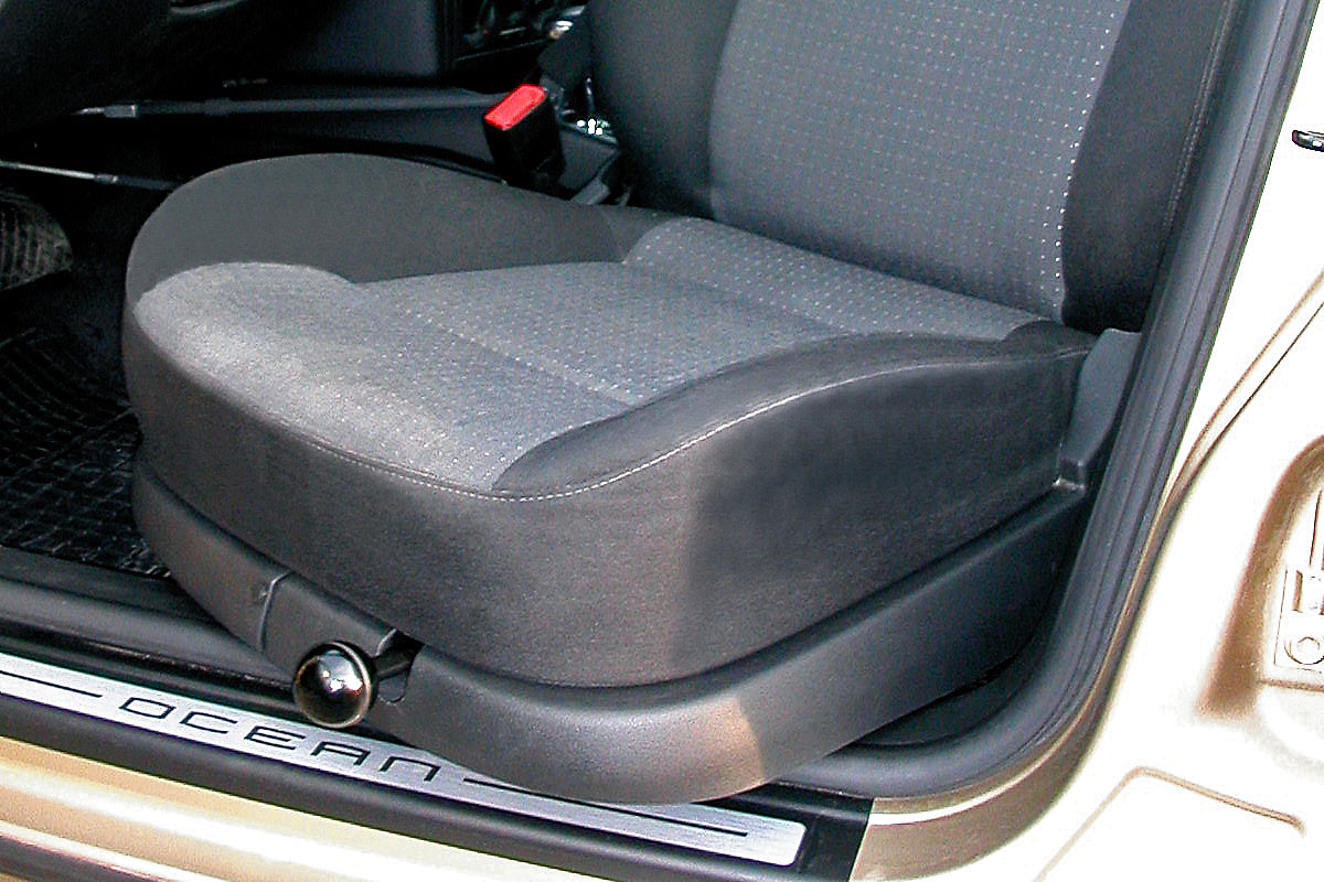 Mechanicky otočná sedačka ve voze VW Golf IV