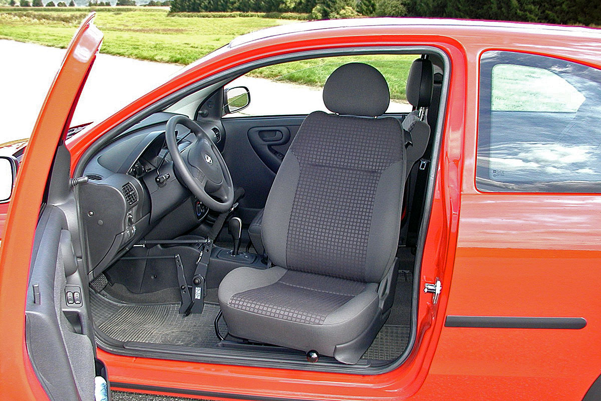 Mechanicky otočná sedačka ve voze OPEL Corsa
