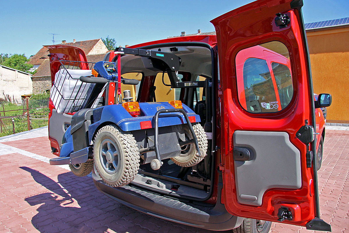 Elektrický jeřábek zavazadlový Carolift ve voze RENAULT Kangoo