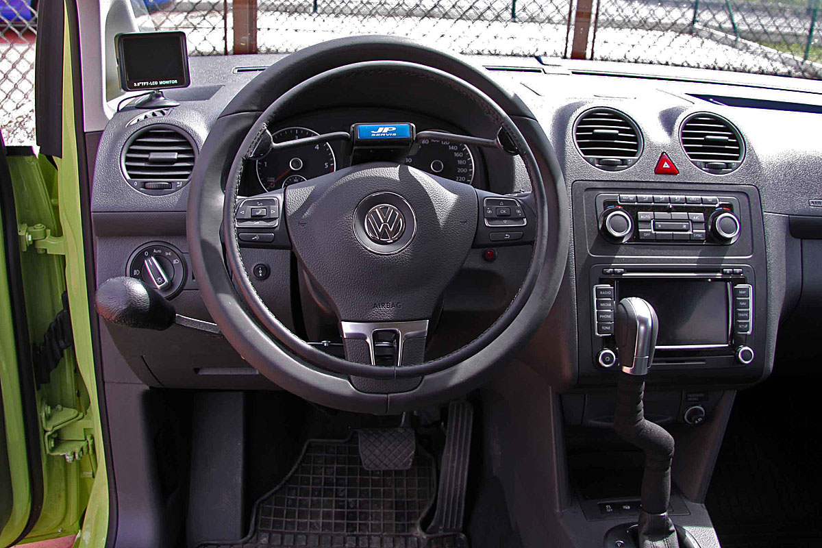RO - provozní brzda (vlevo na sloupku, bez aret) ve voze VW Caddy