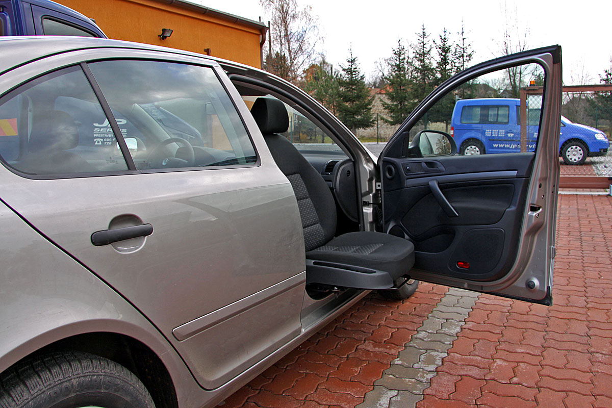 Mechanicky otočná a výsuvná sedačka ve voze ŠKODA Octavia