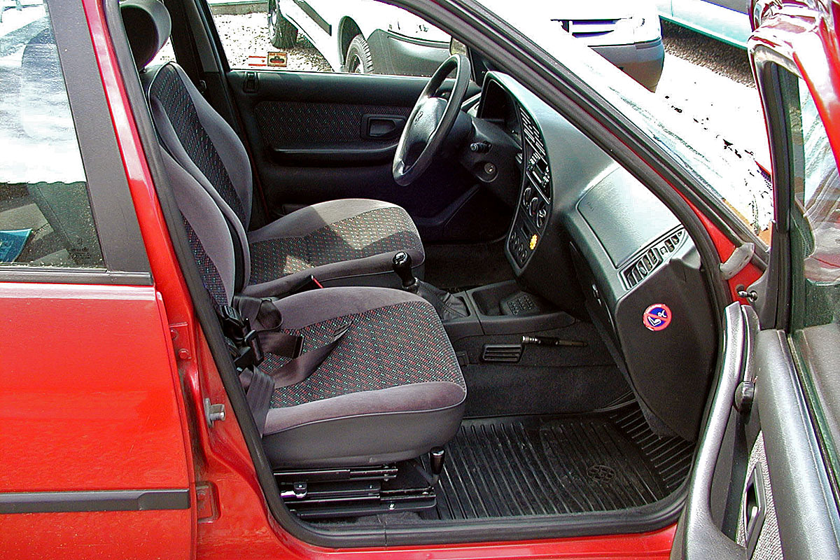 Mechanicky otočná a výsuvná sedačka ve voze PEUGEOT 306