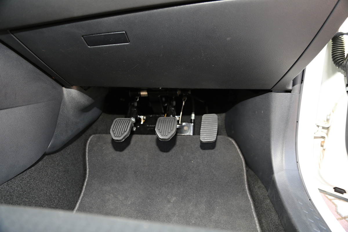 Druhé ovládání pedálů pro potřeby autoškol - lanovody - ve voze TOYOTA