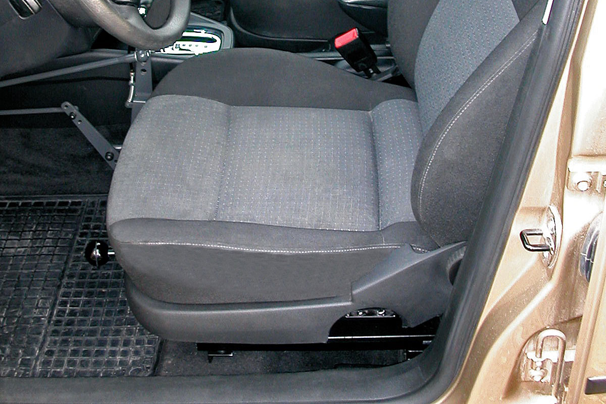 Mechanicky otočná sedačka ve voze VW Golf IV