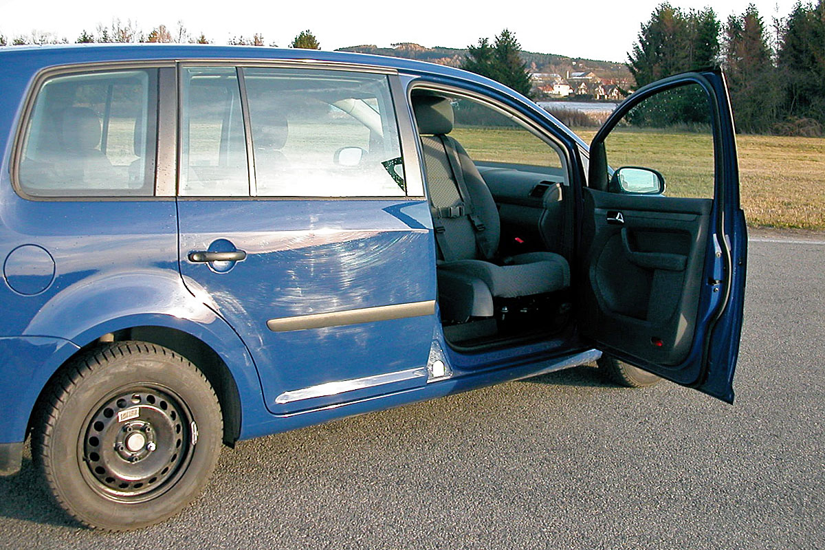 Mechanicky otočná a výsuvná sedačka ve voze VW Touran