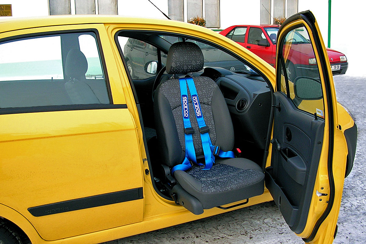 Mechanicky otočná a výsuvná sedačka ve voze CHEVROLET Spark
