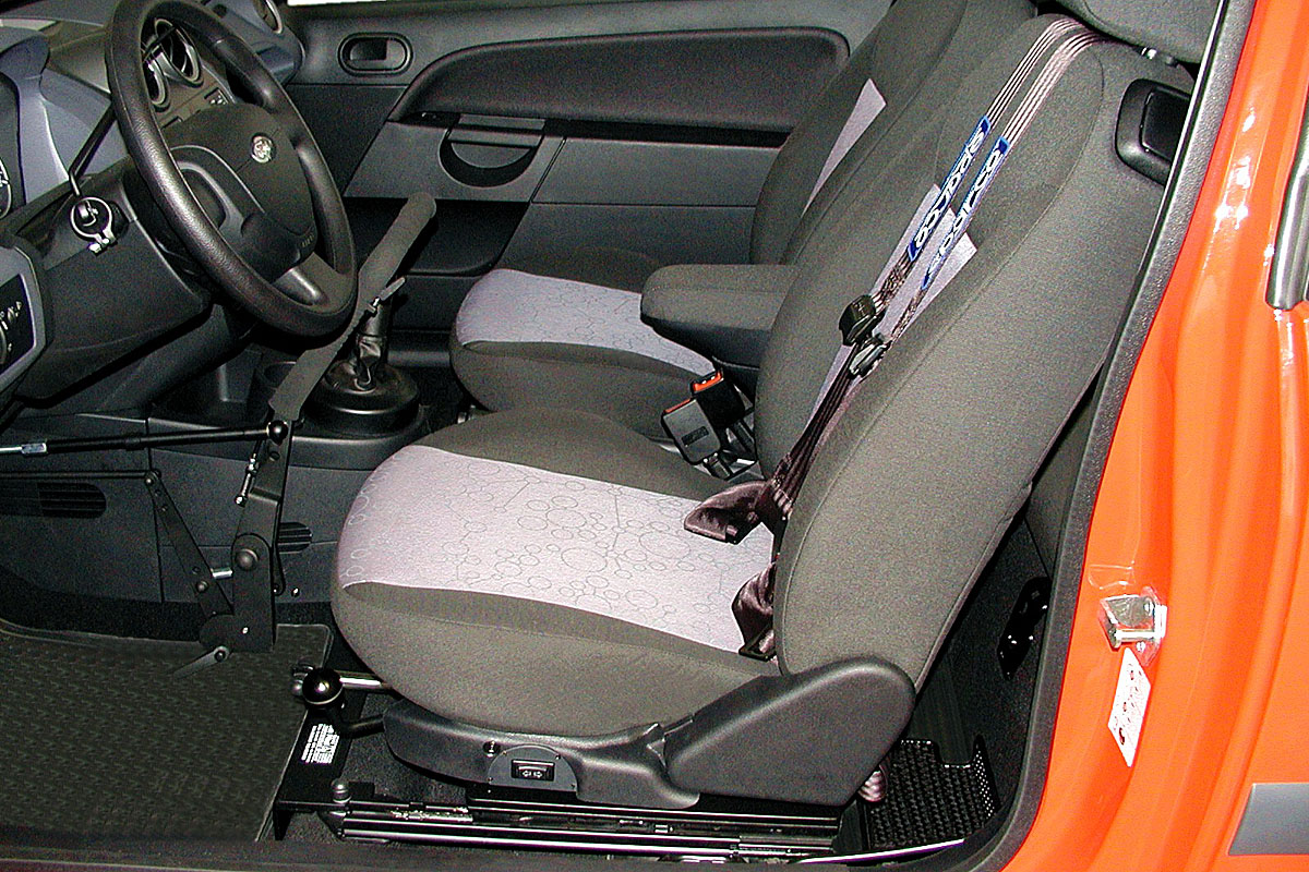 Mechanicky otočná sedačka ve voze FORD Fiesta