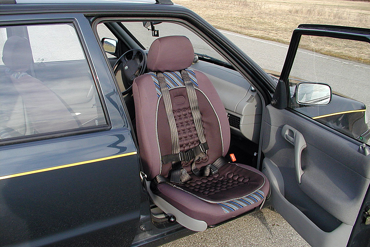 Mechanicky otočná a výsuvná sedačka ve voze ŠKODA Felicia