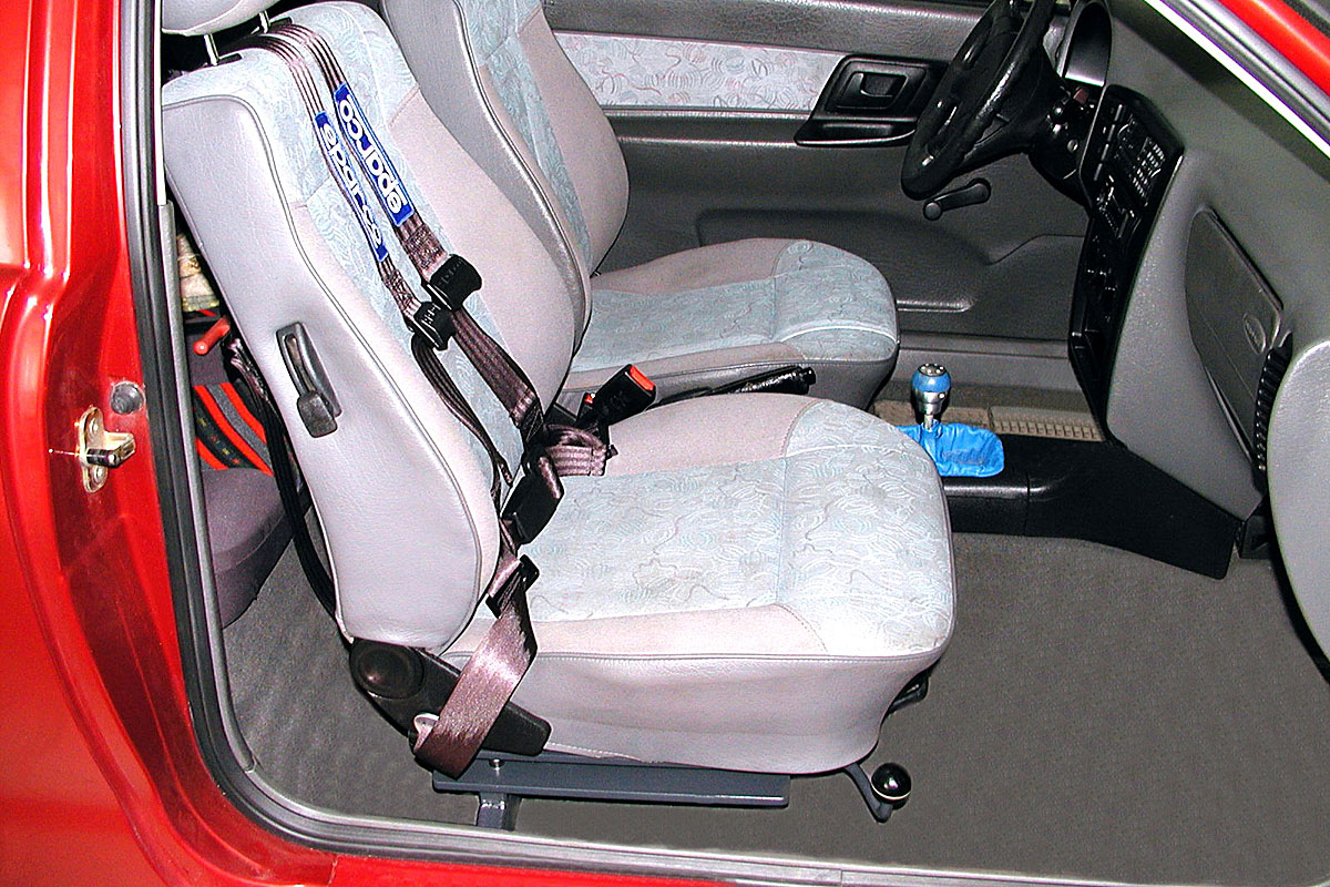 Mechanicky otočná a výsuvná sedačka ve voze SEAT Ibiza