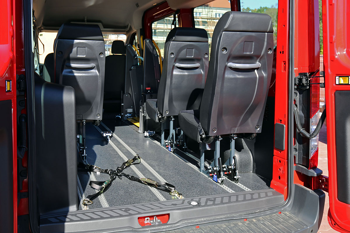 Multifunkční sedadlo s integ. bezpeč. pásem ve voze FORD Transit