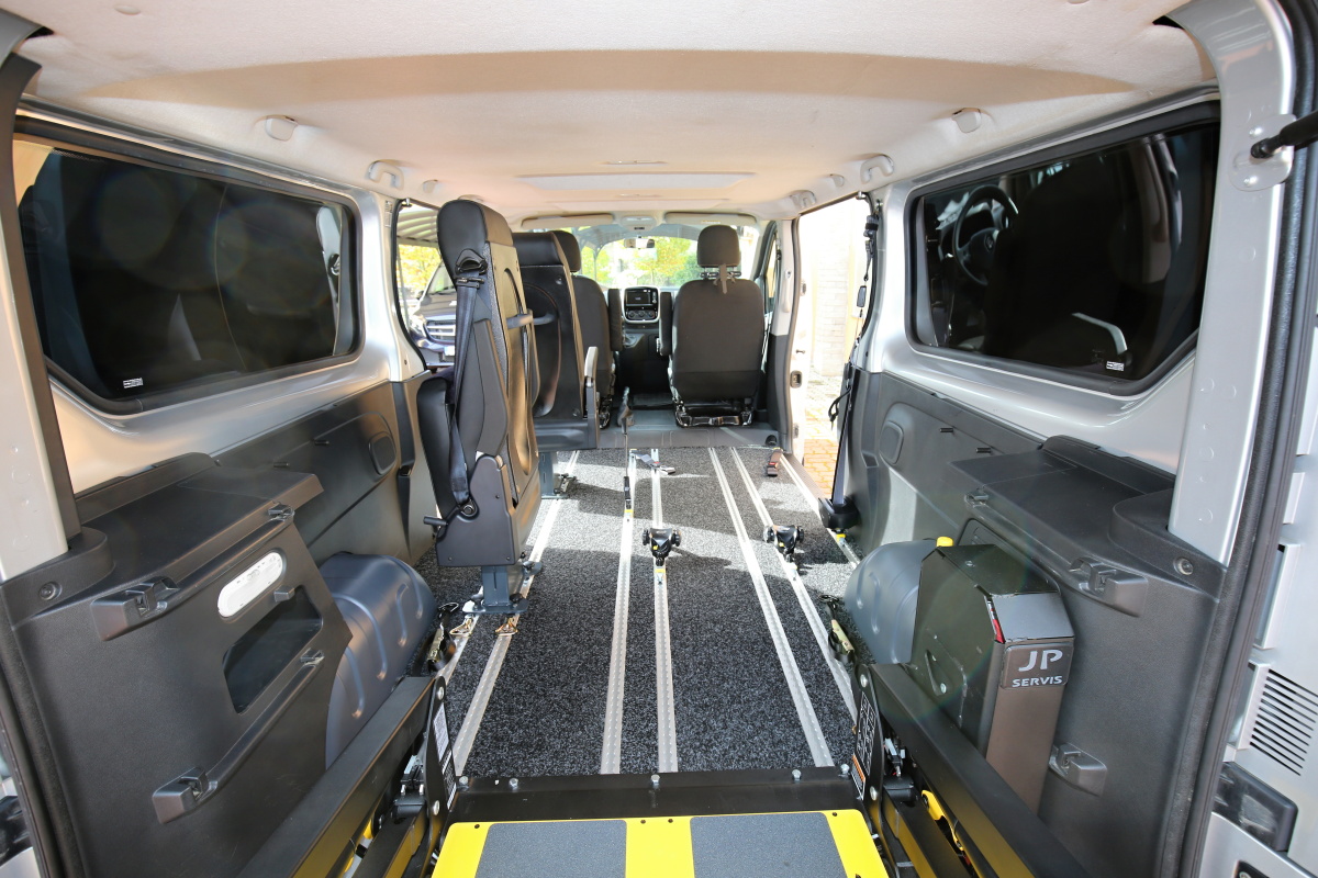 Multifunkční podlahový systém M1 - JP SERVIS ve voze RENAULT Trafic
