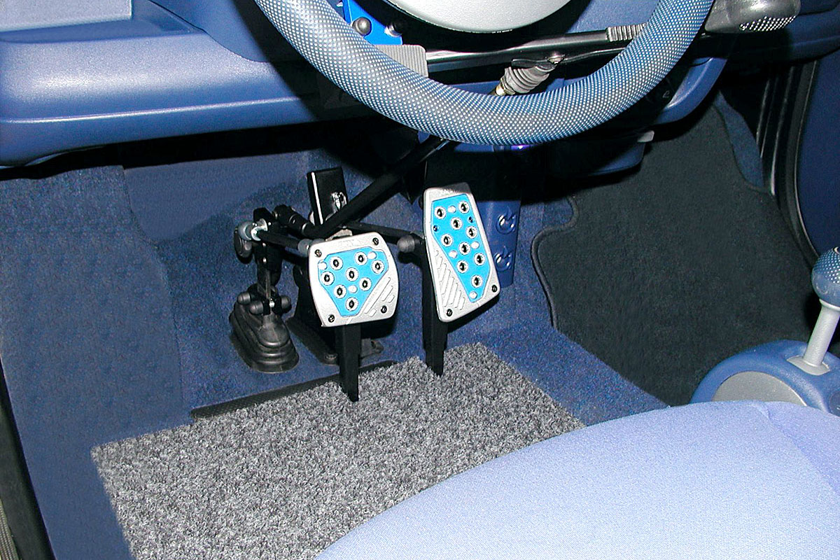 Pedálový blok pro osoby malého vzrůstu ve voze SMART 33A