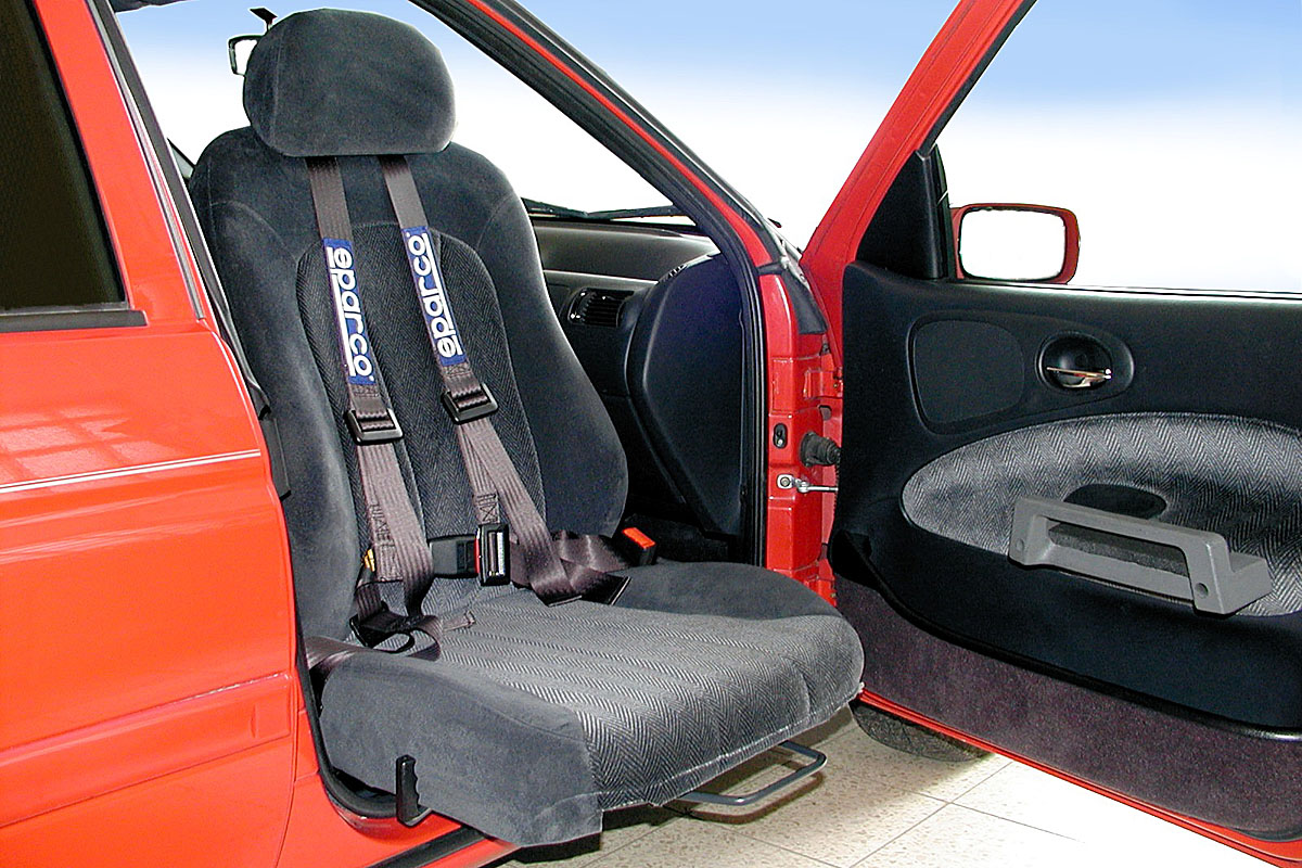 Mechanicky otočná a výsuvná sedačka ve voze FORD Escort