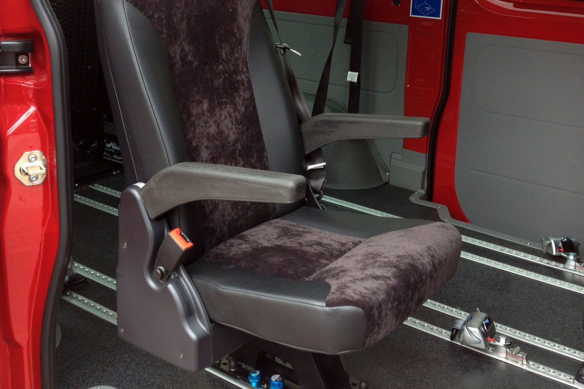 Multifunkční sedadlo s integ. bezpeč. pásem ve voze MB 213 Bluetec